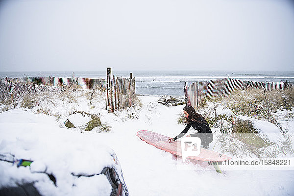 Frau geht im Winterschnee surfen