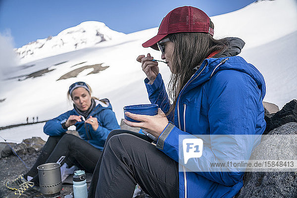 Zwei Frauen frühstücken und unterhalten sich im Basislager  Mt. Baker