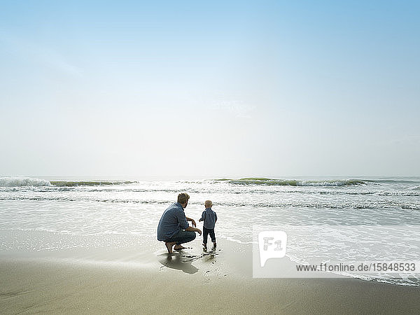 Vater und Sohn an einem Strandtag  Bajondillo Beach in Torremolinos