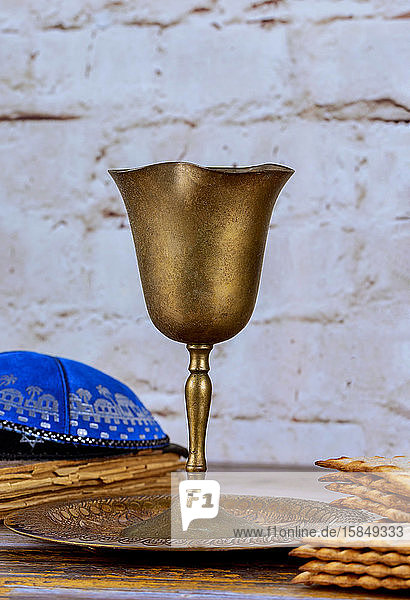Jüdische Pesah-Feier Konzept jüdischer Feiertag Pessach-Kiddusch-Cup
