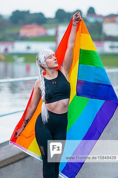 Lesbisches Mädchen mit LGBT-Flagge