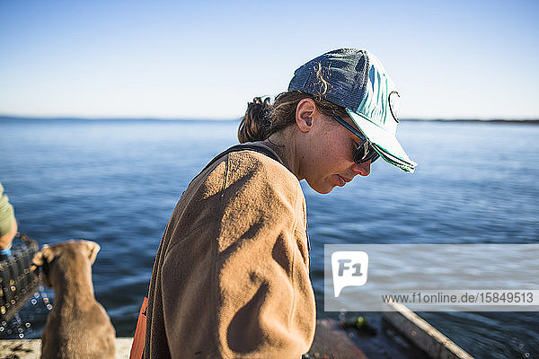 Frau arbeitet auf einem Muschelboot in der Narragansett Bay