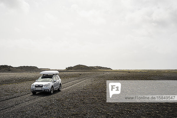 Autofahren auf Schotterstraße in Island