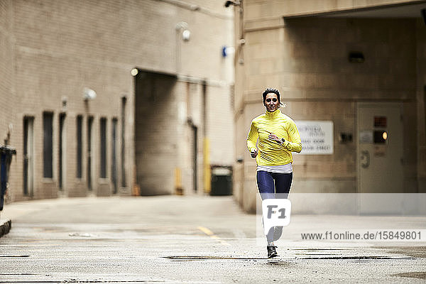 Eine Frau rennt durch eine düstere Stadtstraße in Boston.
