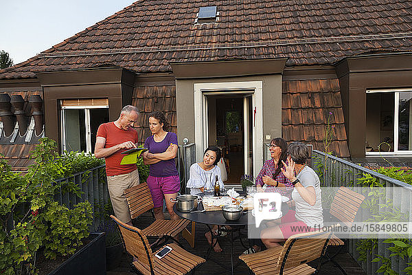 Menschen essen auf dem Balkon einer Wohnung zu Abend in ZÃ¼rich  Schweiz