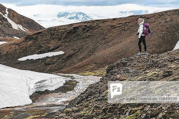 Weibliche Wanderin am Rande der Gletscherschmelze