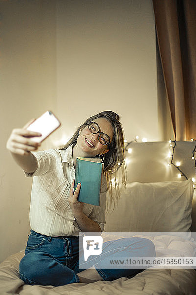 junge Frau nimmt einen Selfie mit einem Smartphone