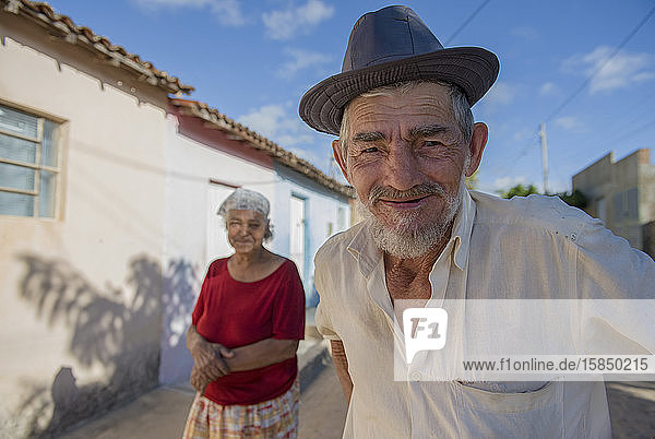 Einheimischer Mann und Frau in einem kleinen Dorf im Nordosten Brasiliens