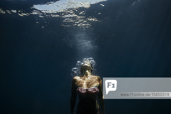 Erwachsene Frau entspannt unter dem Mittelmeer in Menorca  Spanien.