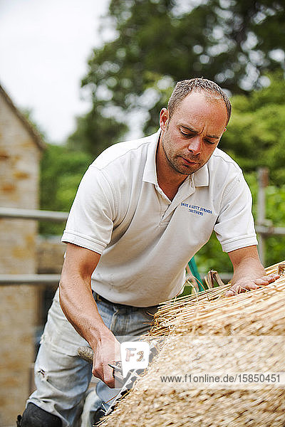 Eine alte Scheune im Dorf Symondsbury in Dorset wird neu gedeckt
