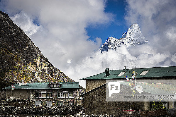 Bergdorf mit Ama Dablam im Rücken in der Everest-Region von Nepal