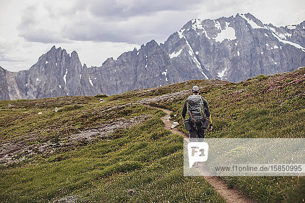 Ein Mann wandert inmitten der Berge der Cascades  Washington