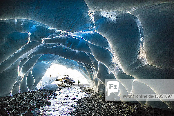 Hubschrauber neben dem Eingang der Eishöhle während der Luxustour geparkt.