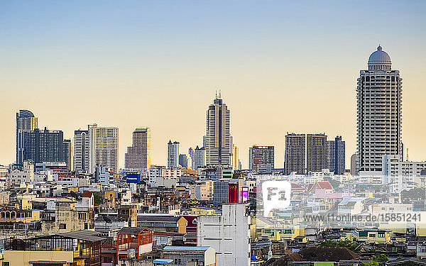 Die Skyline von Bangkok vom Goden Mount aus gesehen  Bangkok  Thailand