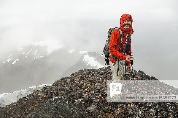 Mann steht auf dem Gipfel des Cooper Mountain  Kenai-Halbinsel  Alaska