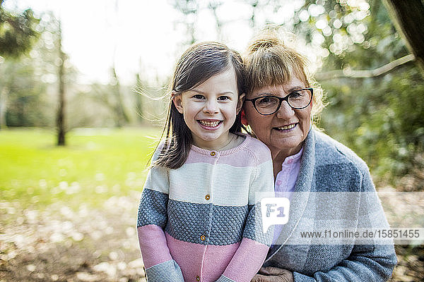 Enkelin und Großmutter im Freien.
