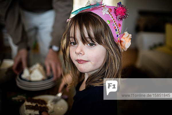 fünfjähriges Mädchen mit rosa Geburtstagskrone