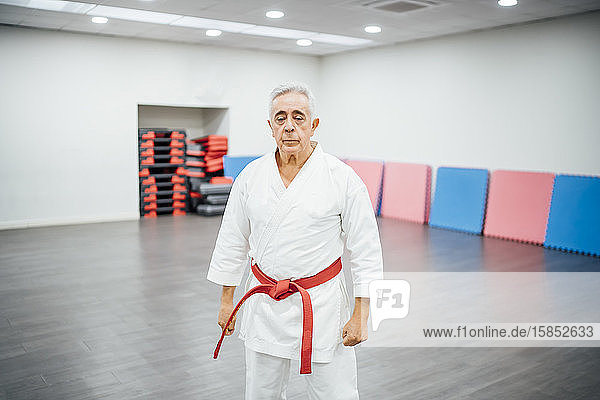 Senior Karate-Meister posiert vor der Kamera