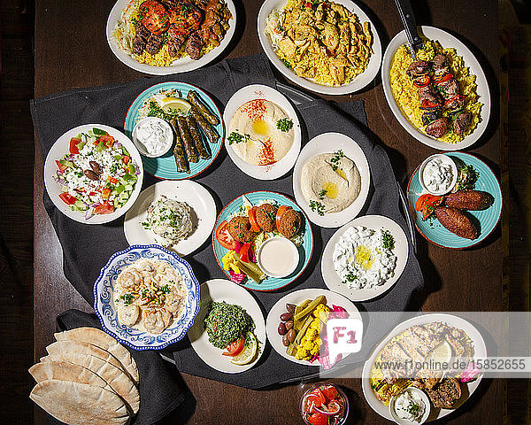 Draufsicht auf ein auf einem Tisch ausgebreitetes mediterranes Festmahl