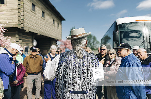 Ein Fremdenführer begrüßt Touristen in einem Museum in Walla Walla  WA.