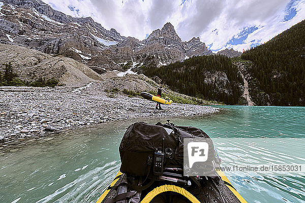 POV einer Abenteuer-Flossfahrt über den Cirque Lake in Banff  Kanada.