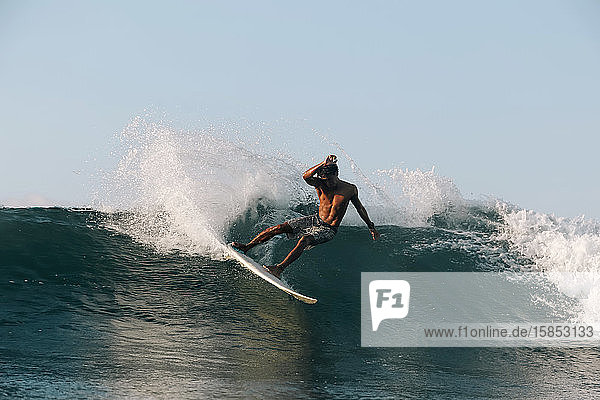 Surfer auf einer Welle an einem sonnigen Tag
