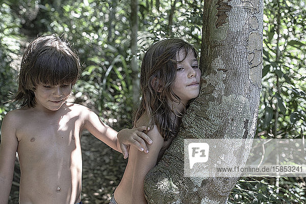 Zwei hübsche Kinder genießen Regenwald-Vibe