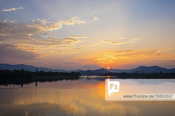 Sonnenuntergang über dem Parfümfluss  Hue  Vietnam