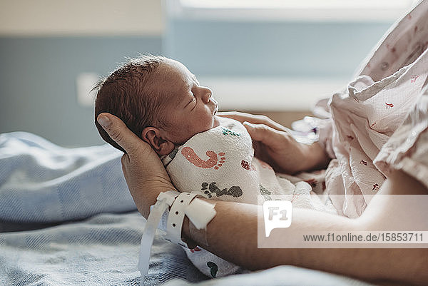 Seitenansicht des Profils eines neugeborenen Jungen mit Hut im Krankenhaus