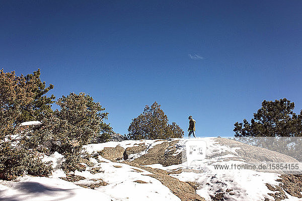 Junges Mädchen auf Entdeckungsreise in den Rocky Mountains an einem sonnigen Tag
