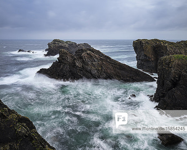 Turbulente See und dramatische Küstenklippen am Butt Of Lewis Isle of Lewis Schottland
