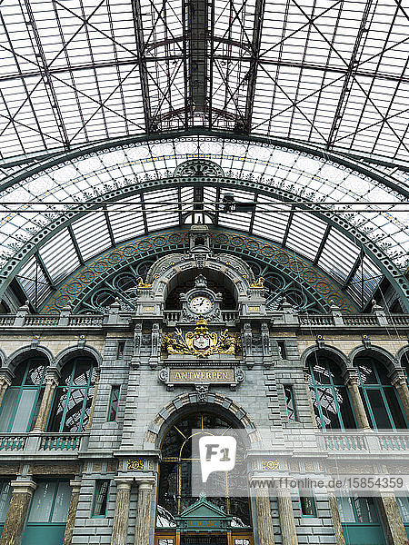 Innenansicht des Antwerpener Hauptbahnhofs  Belgien