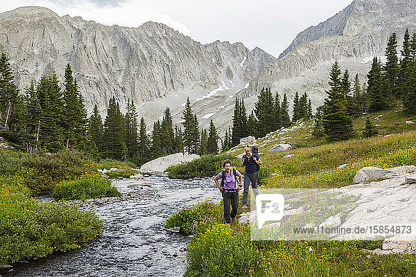Frauen wandern bachaufwärts  Wiese zu den Pierre Lakes  Elk Mountains  Colorado