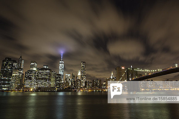 Lang belichtete Nachtansicht der Skyline von Manhattan.