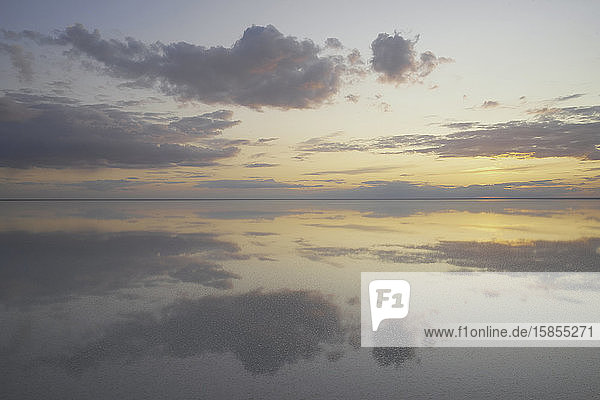 Lake Elton  ruhige Szene mit gespiegelter Warmton-Wolkenlandschaft