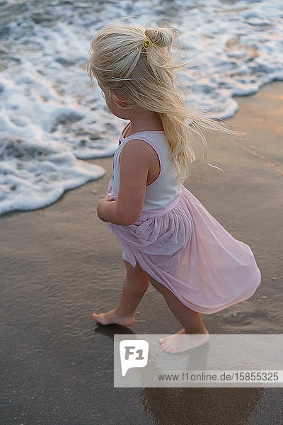 Kleines Mädchen am Strand im Sommer.