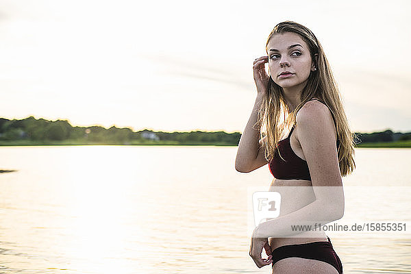 Junges Mädchen am Strand zur Golden Hour