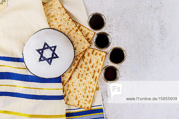 Matzoh jüdischer Feiertag rot koscher vier Weingläser Matza Pessach Haggada