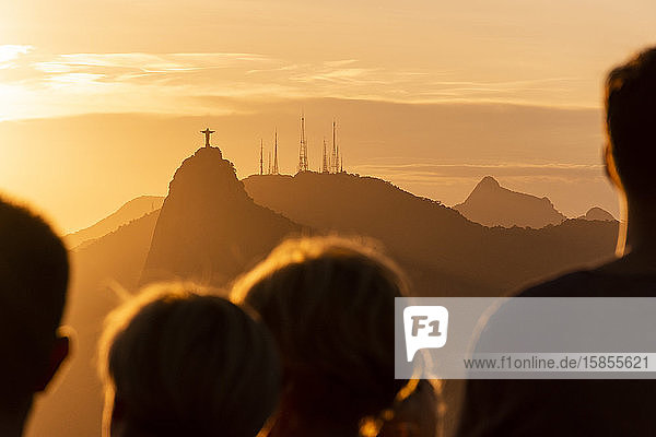 Schöne Aussicht auf Touristen  die vom Zuckerhut aus den Sonnenuntergang beobachten