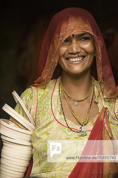 Schöne Rajasthanerin in traditioneller Kleidung  lächelt