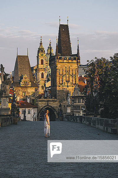 Frau geht durch die Karlsbrücke  Prag  Tschechische Republik