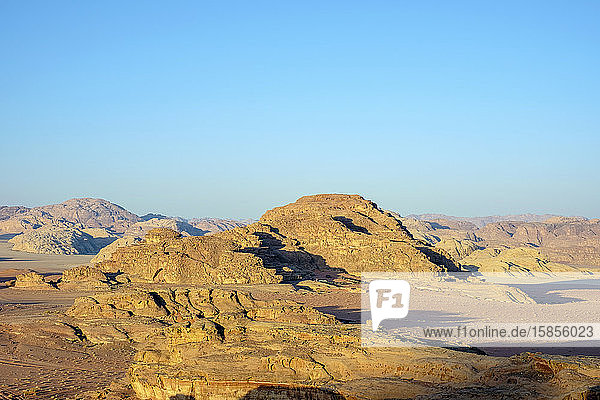 Wadi Rum bei Sonnenaufgang  UNESCO-Weltkulturerbe  Jordanien.