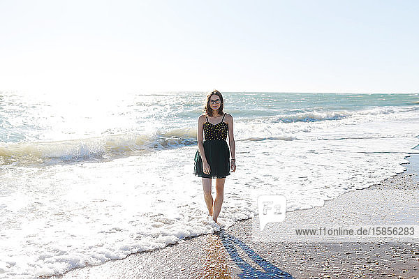 junges Mädchen im Kleid  das einen Urlaub am italienischen Sommermeer genießt