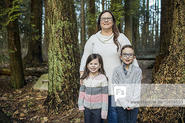 Familienporträt der Mutter mit ihren beiden Kindern.