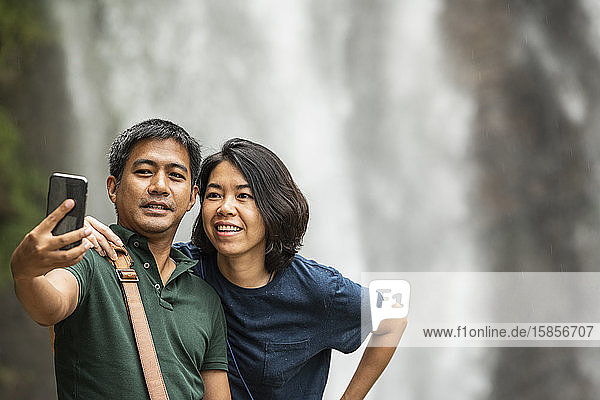 Ehepaar macht sich mit ihrem Smartphone am Ramboda-Wasserfall ein Selfie