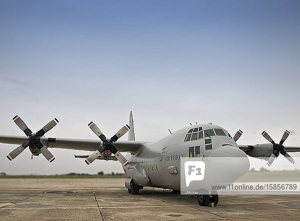 Militärflugzeuge für den Transport von militärischen Gütern und Personal