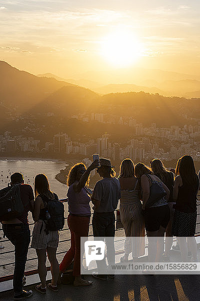 Touristen genießen die schöne Aussicht vom Zuckerhut