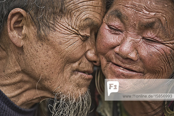 Altes verliebtes Hmong-Ehepaar auf Sapa