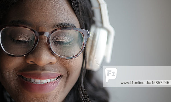 Porträt eines Mädchens  das mit Kopfhörern Musik hört