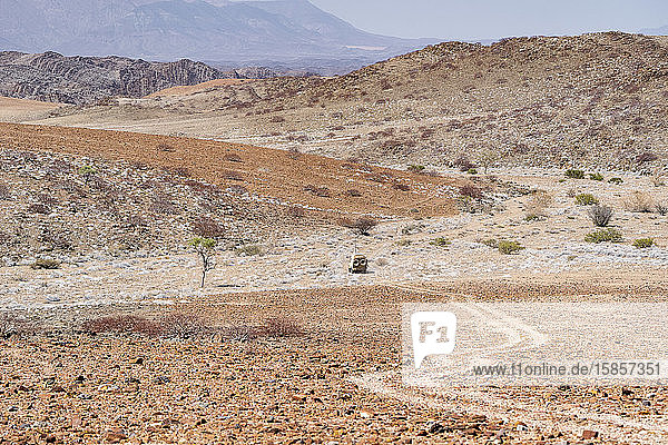 ein geländegängiges Forschungsfahrzeug in der namibischen Wüste
